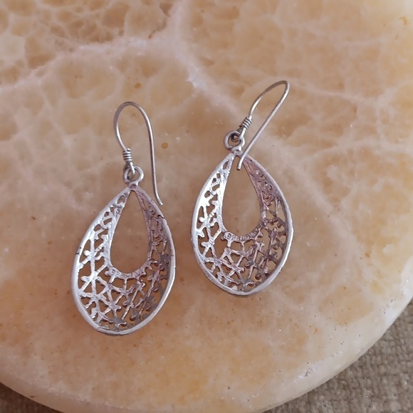 Delicate 925 Sterling Silver Cut Out Tear Drop Dangle Earrings - Picture 3 of 7
